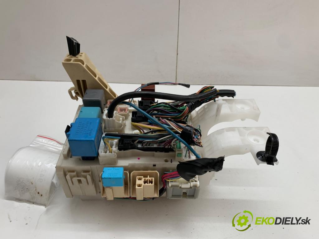 TOYOTA YARIS II liftback 2007 64 kW 1.3 VVT-i (SCP90_) 1298 modul BSI 82730-52700 (Pojistková skříňka)