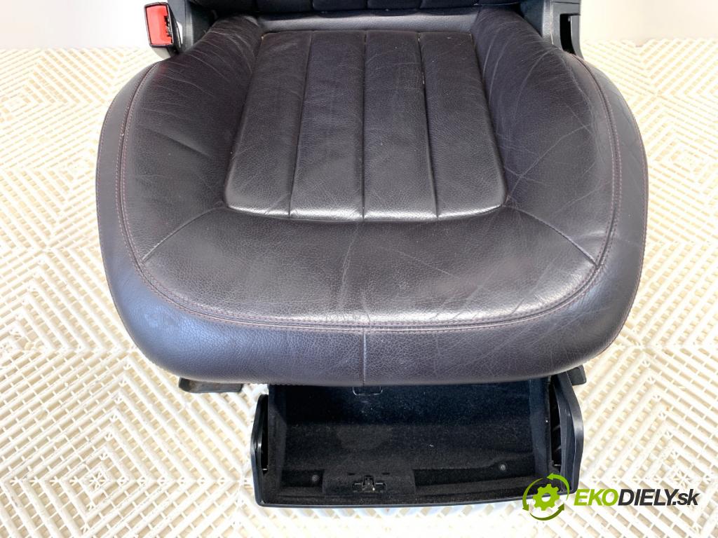 MERCEDES-BENZ W218 Kombi 2013 195 kW CLS 350 CDI / d 4-matic (218.993) 2987 sedadlo levý přední část