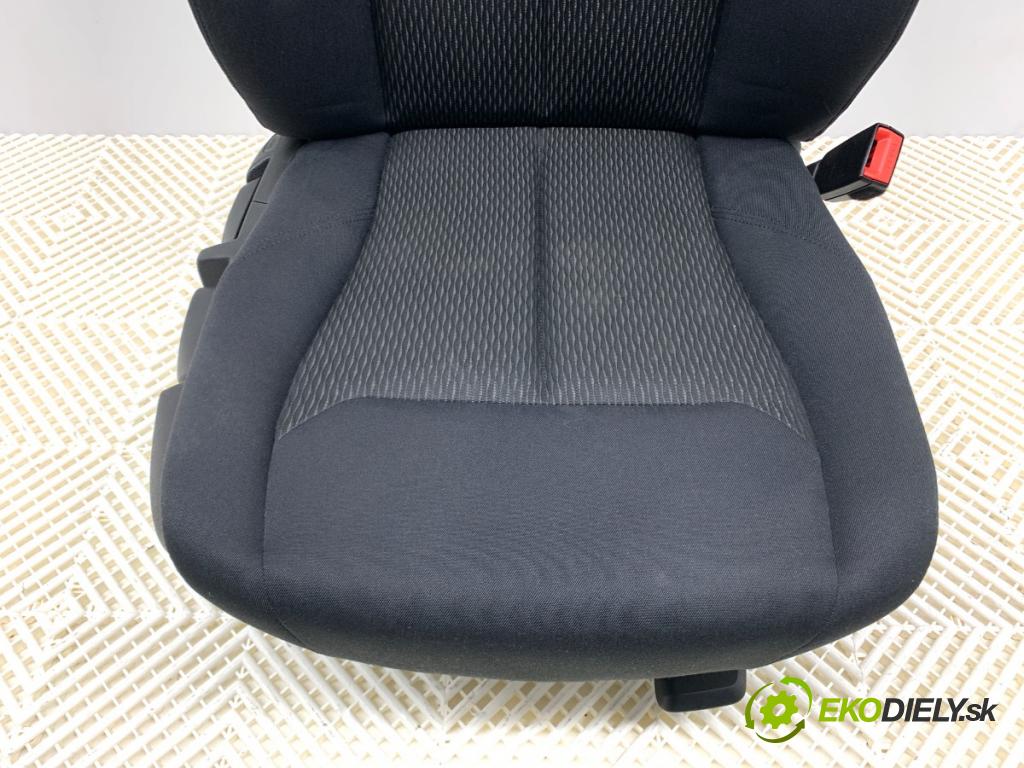 BMW F21 liftback 2014 75 kW 114 i 1598 sedadlo pravý přední část