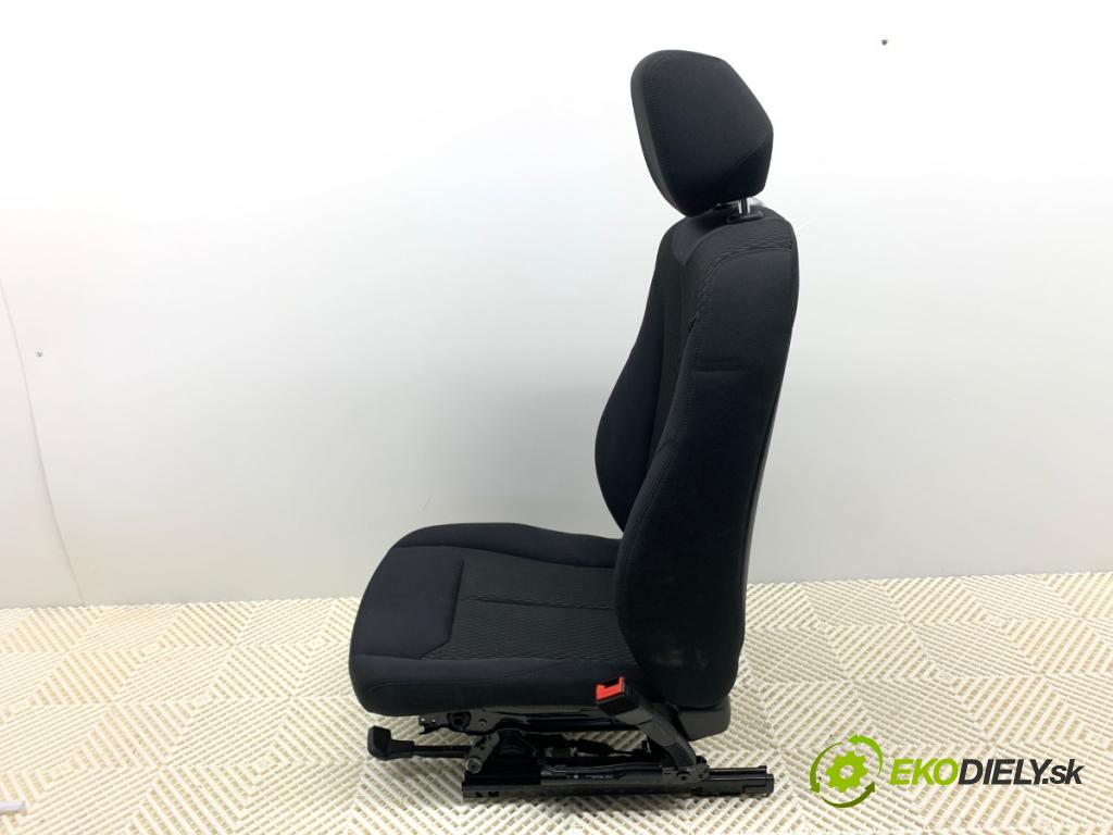 BMW F21 liftback 2014 75 kW 114 i 1598 sedadlo pravý přední část