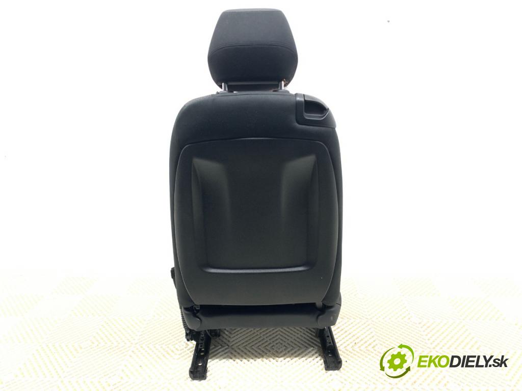 BMW F21 liftback 2014 75 kW 114 i 1598 sedadlo pravý přední část