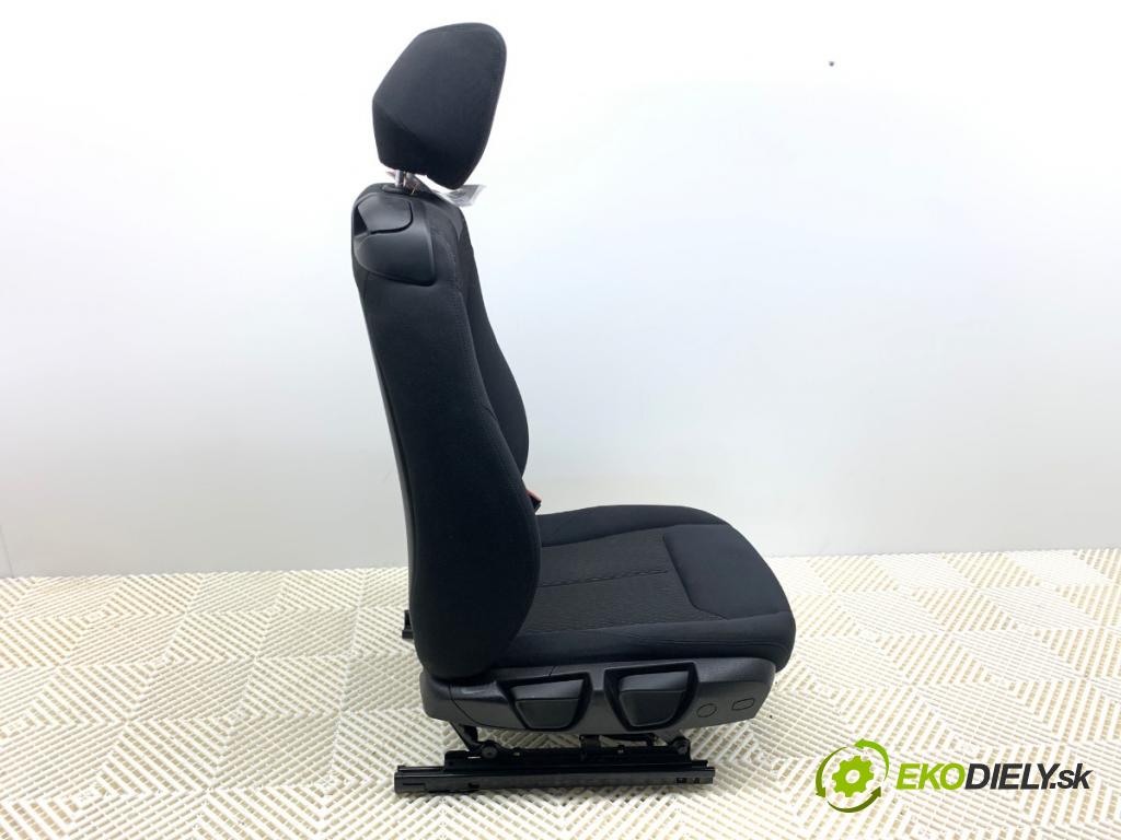 BMW F21 liftback 2014 75 kW 114 i 1598 sedadlo pravý přední část