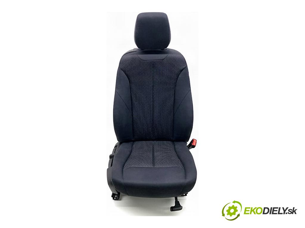 BMW F21 liftback 2014 75 kW 114 i 1598 sedadlo pravý přední část