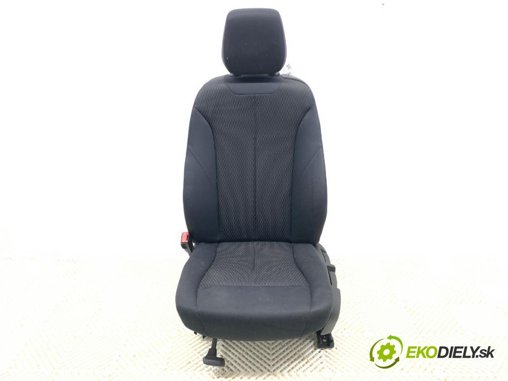 BMW F21 liftback 2014 75 kW 114 i 1598 sedadlo levý přední část 
