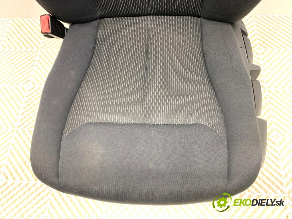 BMW F21 liftback 2014 75 kW 114 i 1598 sedadlo levý přední část