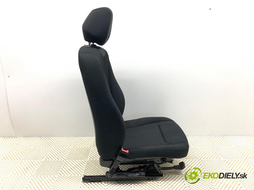 BMW F21 liftback 2014 75 kW 114 i 1598 sedadlo levý přední část