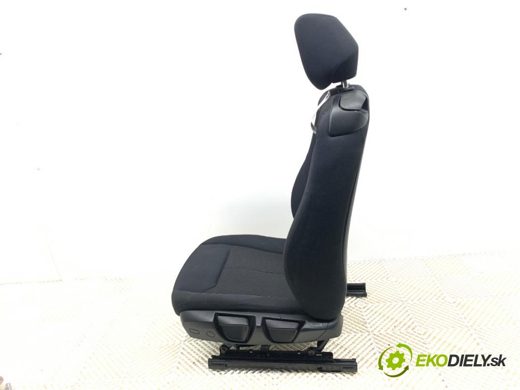BMW F21 liftback 2014 75 kW 114 i 1598 sedadlo levý přední část