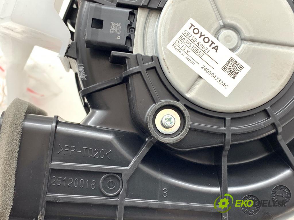 TOYOTA YARIS IV SUV 2024 68 kW 1.5 Hybrid (MXPJ10) 1490 ventilátor kúrenia G9230-K0021