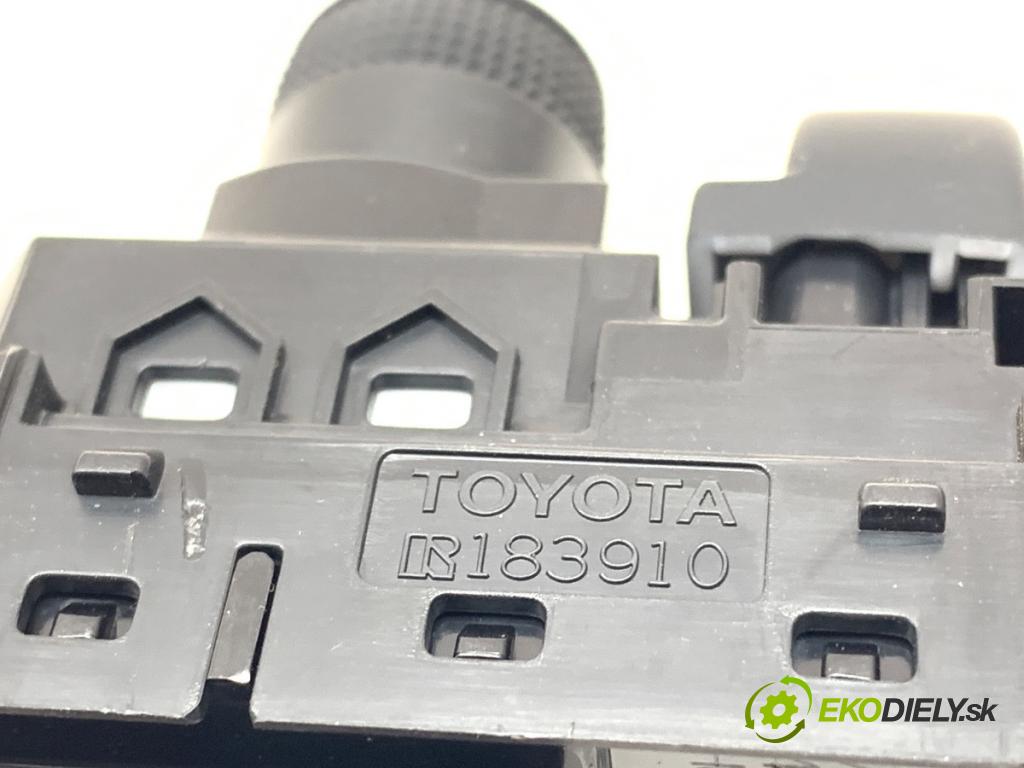 TOYOTA YARIS IV SUV 2024 68 kW 1.5 Hybrid (MXPJ10) 1490 přepínač nastavení zpětných zrcátek 183910 (Páčky pod volantem)