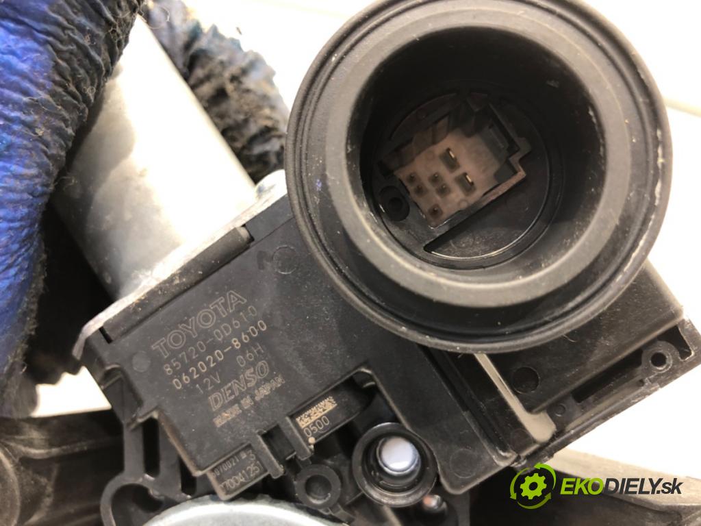 TOYOTA YARIS IV SUV 2024 68 kW 1.5 Hybrid (MXPJ10) 1490 Mechanizmus okna ľavy zad 85720-0D610