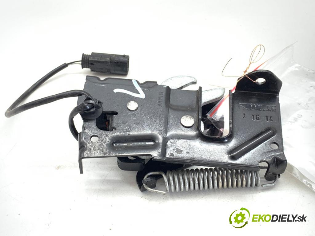 BMW F21 liftback 2014 75 kW 114 i 1598 zámok kapoty přední část levý 7242548