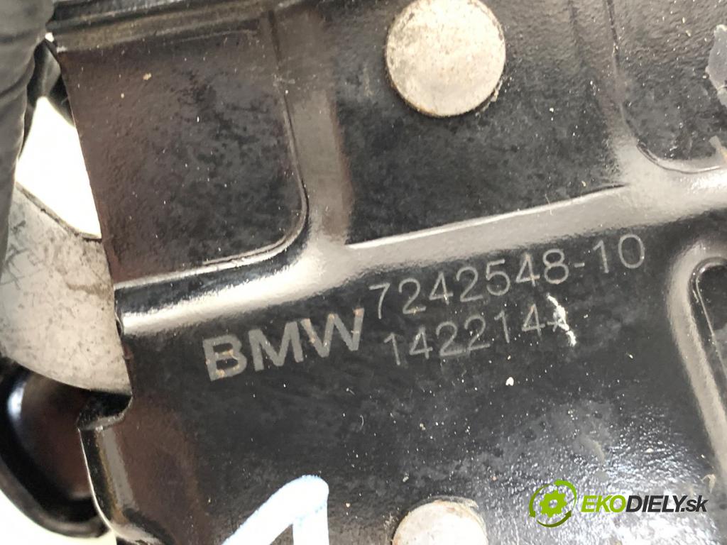 BMW F21 liftback 2014 75 kW 114 i 1598 zámok kapoty přední část levý 7242548