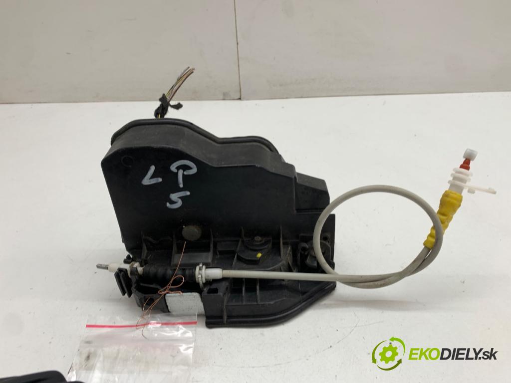 BMW F21 liftback 2014 75 kW 114 i 1598 zámok dveře levý přední část 7229461