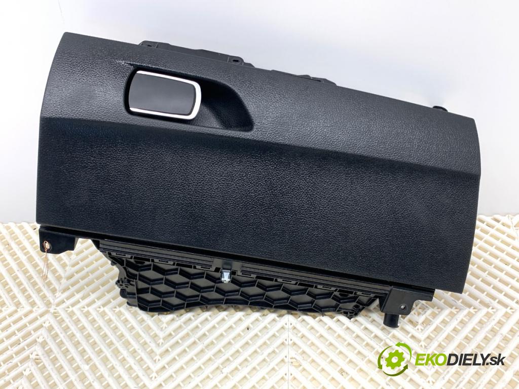 BMW F21 liftback 2014 75 kW 114 i 1598 přihrádka kastlík spolujezdce  (Přihrádka (kastlík))