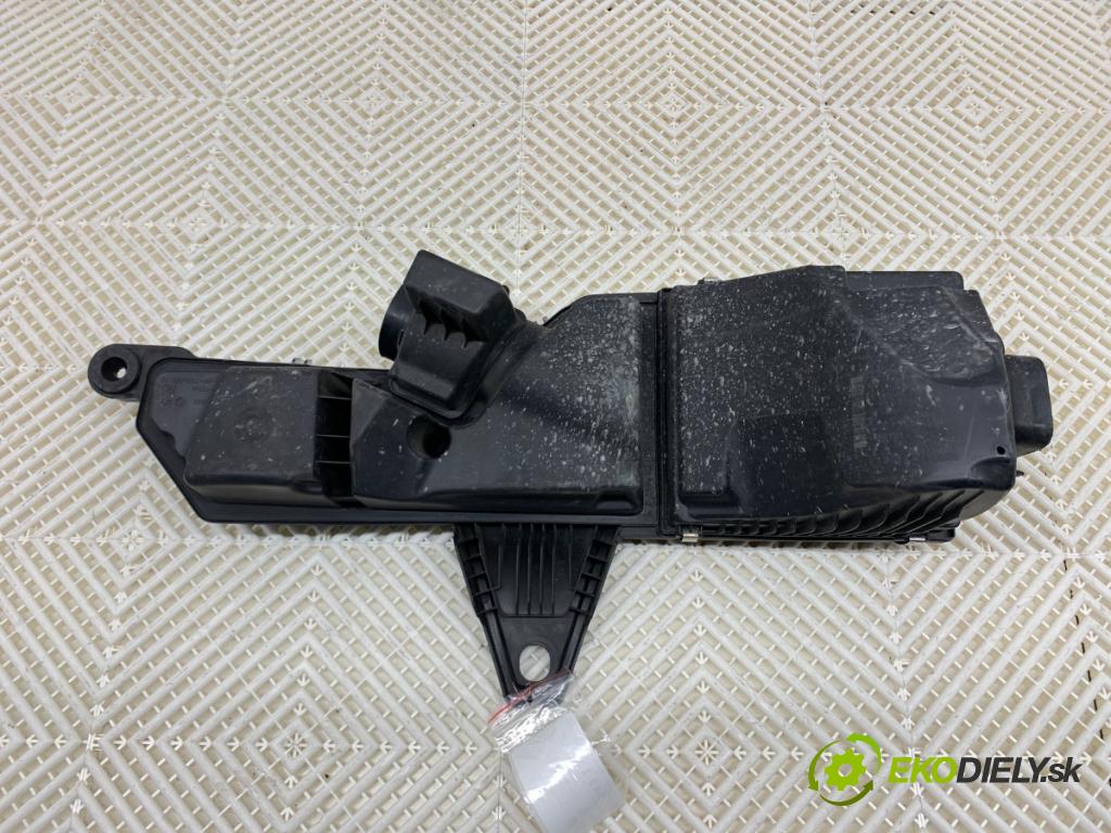 BMW F21 liftback 2014 75 kW 114 i 1598 Obal filtra vzduchu 70516653 (Obal vzduchového filtra)