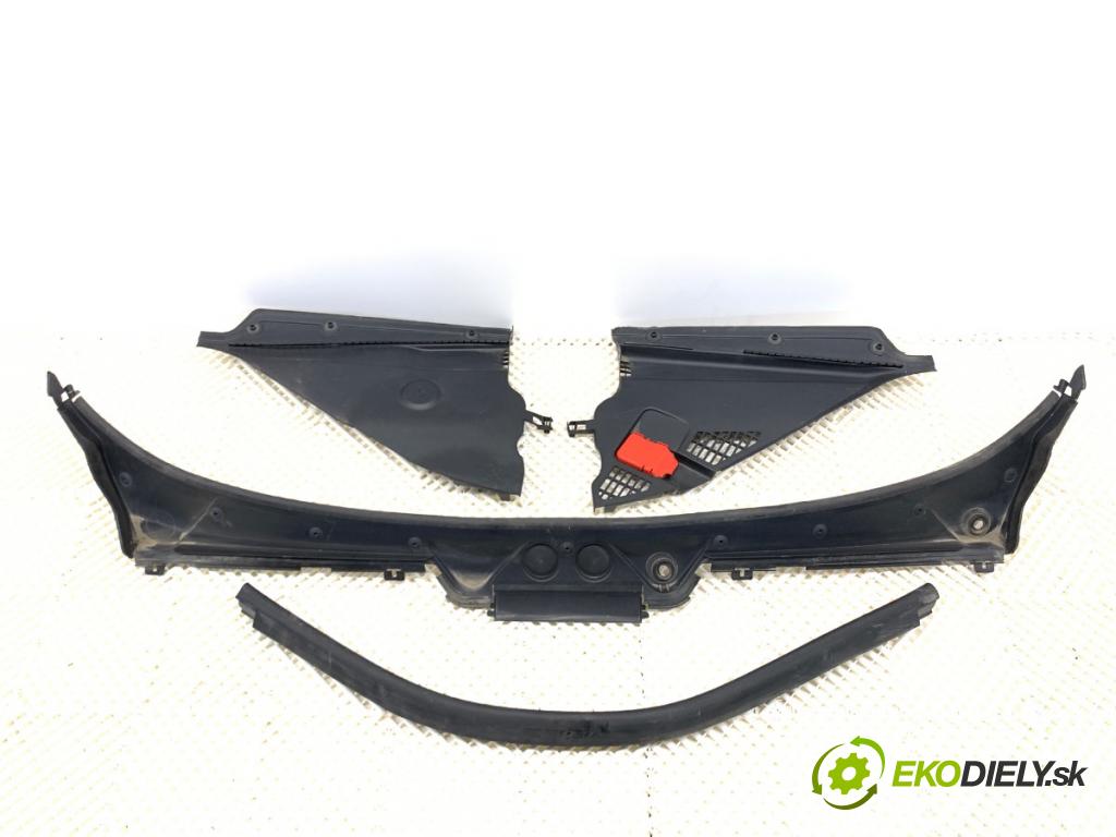 BMW F21 liftback 2014 75 kW 114 i 1598 Torpédo, plast pod čelné okno 7240672 (Torpédo (plast pod čelným sklom))