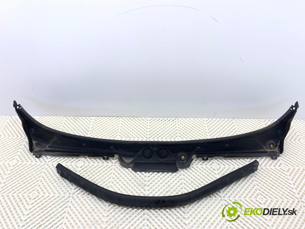 BMW F21 liftback 2014 75 kW 114 i 1598 Torpédo, plast pod čelné okno 7240672 (Torpédo (plast pod čelným sklom))