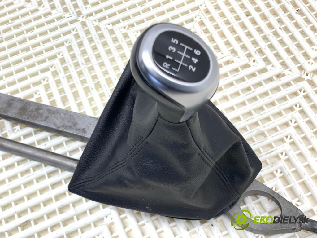 BMW F21 liftback 2014 75 kW 114 i 1598 Kulisa 7596023 (Rýchlostná páka (kulisa))