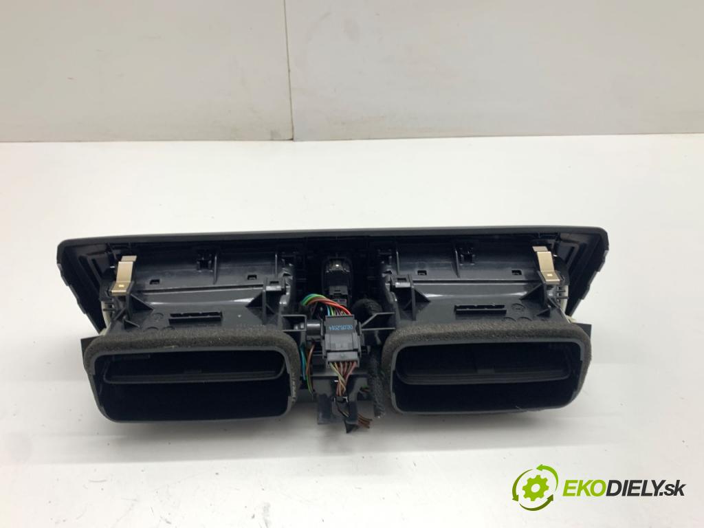 BMW F21 liftback 2014 75 kW 114 i 1598 Mriežky kúrenia predný 9207116