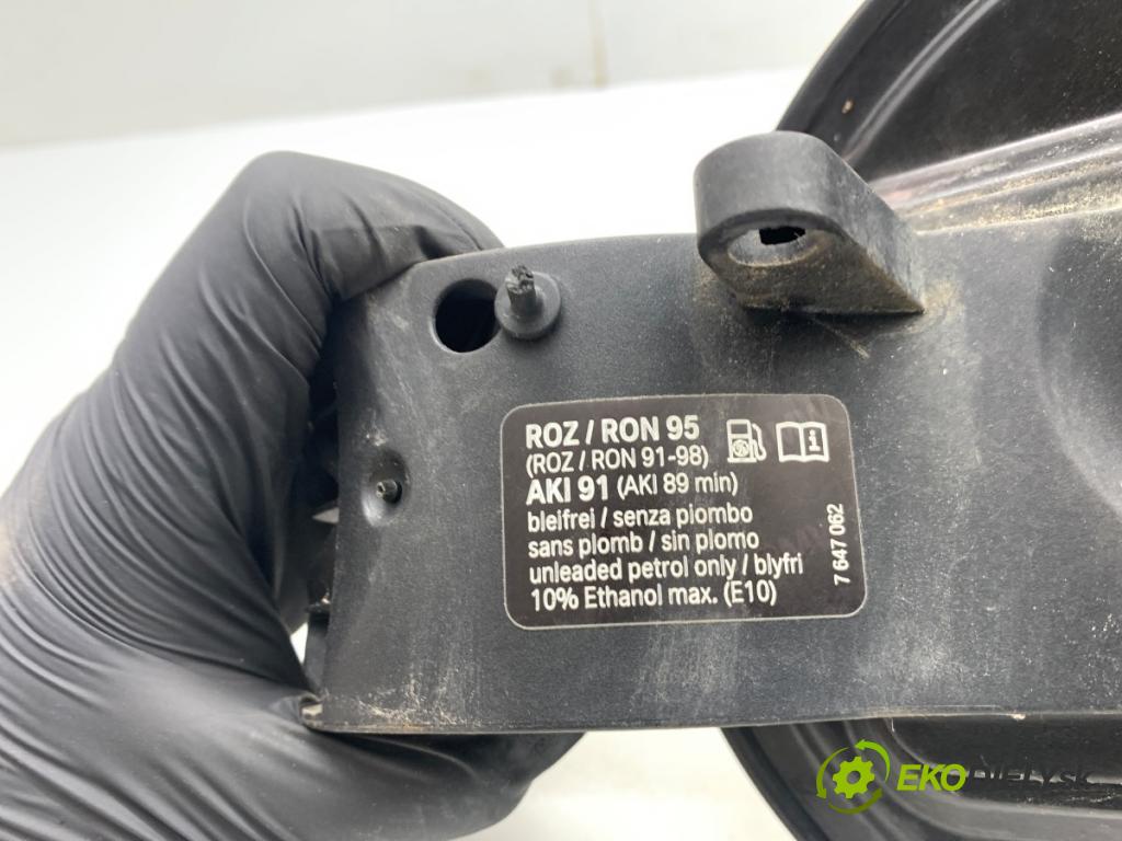 BMW F21 liftback 2014 75 kW 114 i 1598 Dvierka nádrže paliva  (Kľučka dverí ostatné)