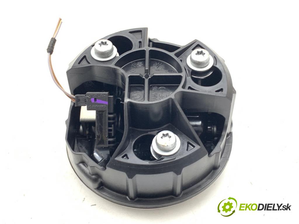 BMW F21 liftback 2014 75 kW 114 i 1598 klika dveří zadní část 7270728
