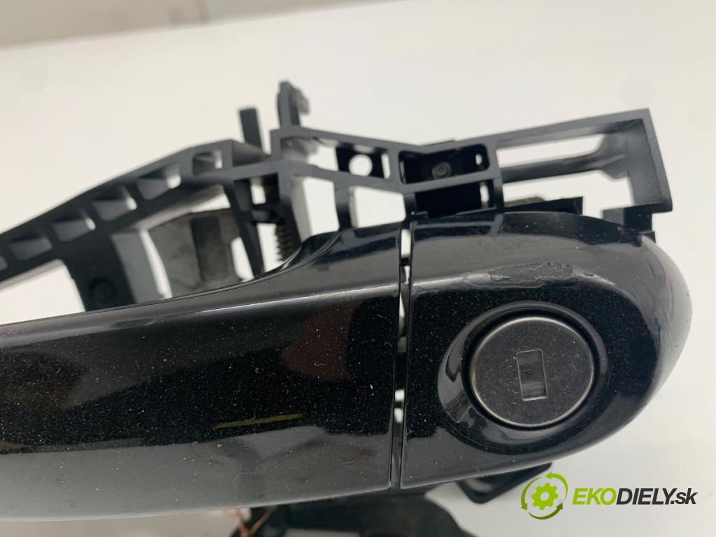 BMW F21 liftback 2014 75 kW 114 i 1598 Kľučka vonkajšia ľavy predný