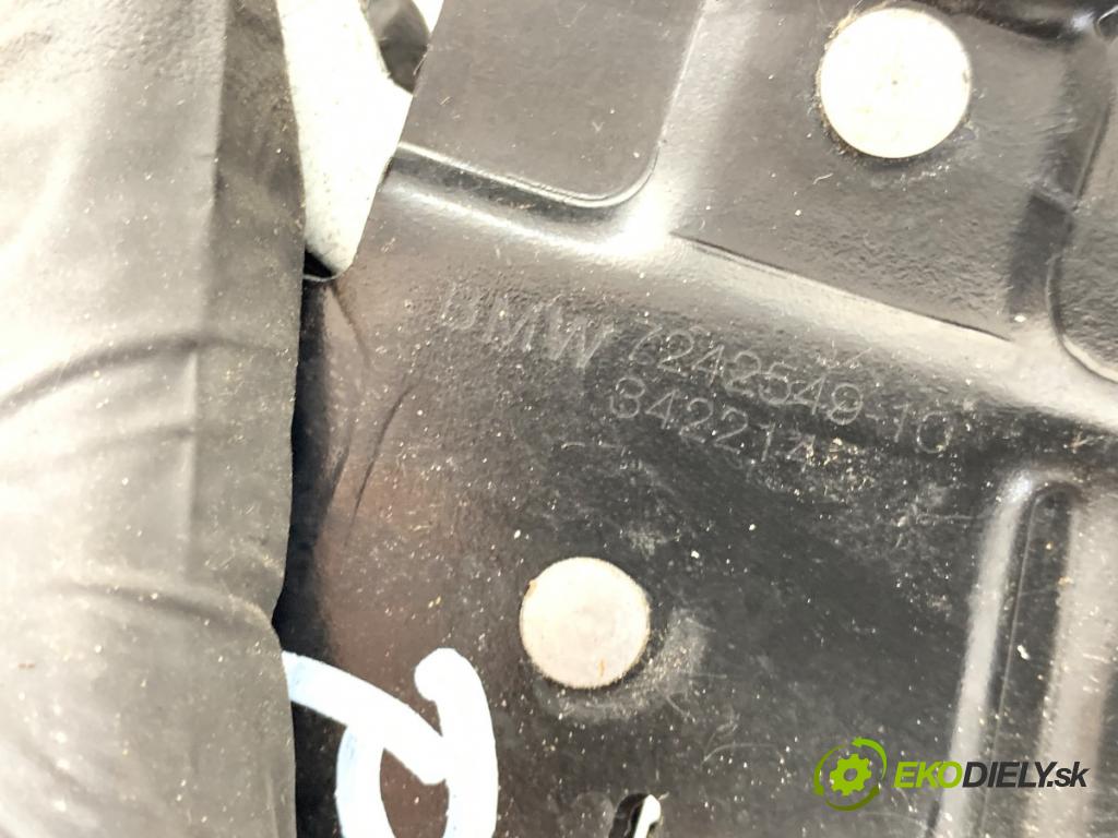 BMW F21 liftback 2014 75 kW 114 i 1598 zámok kapoty přední část pravý 7242549