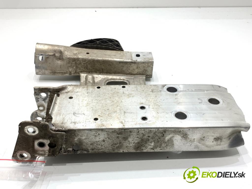 BMW F21 liftback 2014 75 kW 114 i 1598 držák mačkání pravá 7266192