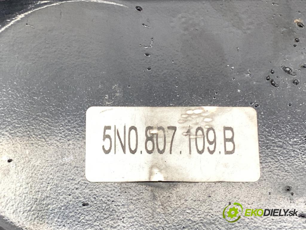 VW TIGUAN SUV 2010 103 kW 2.0 TDI 1968 výztuha nárazníka přední část 5N0807109B (Přední výztuha)