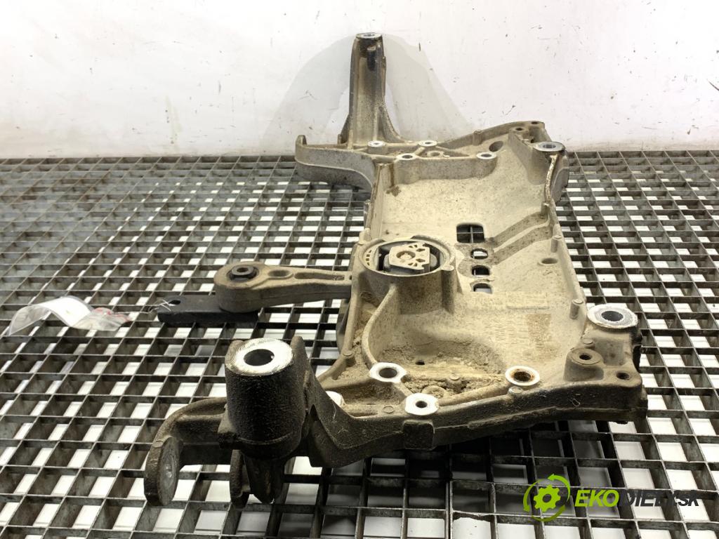 VW TIGUAN SUV 2010 103 kW 2.0 TDI 1968 výztuha pod motor 3C0199369H (Přední výztuha)