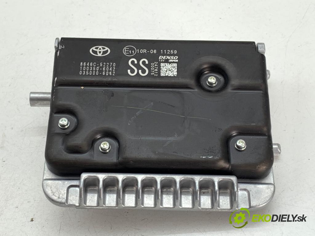 TOYOTA YARIS IV SUV 2024 68 kW 1.5 Hybrid (MXPJ10) 1490 KAMERA okna prednej 8646C-52270