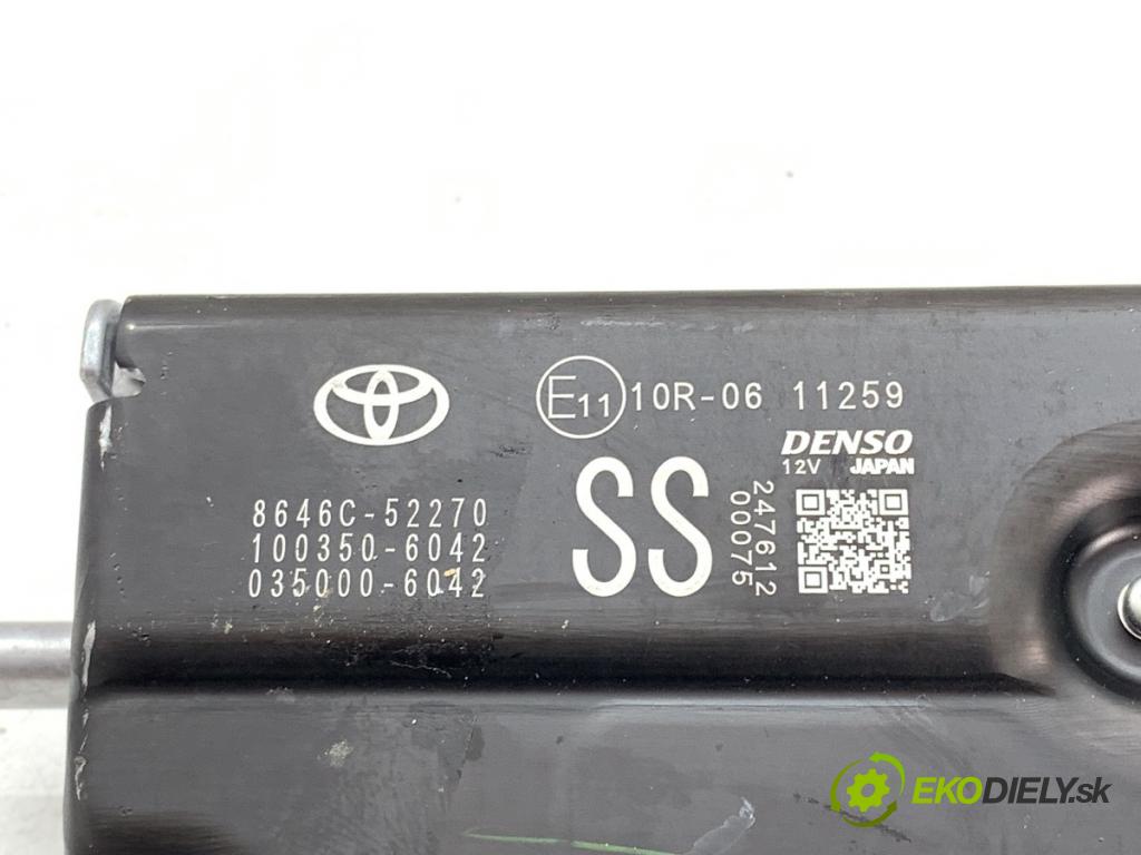 TOYOTA YARIS IV SUV 2024 68 kW 1.5 Hybrid (MXPJ10) 1490 KAMERA okna prednej 8646C-52270