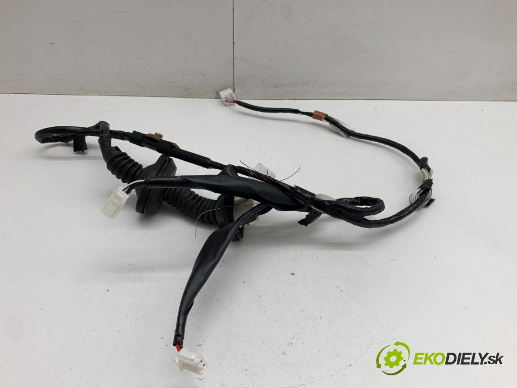TOYOTA YARIS IV SUV 2024 68 kW 1.5 Hybrid (MXPJ10) 1490 káblovačka dveře zadní část pravý 82153-0DD81