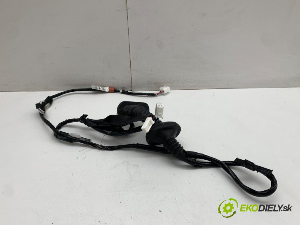 TOYOTA YARIS IV SUV 2024 68 kW 1.5 Hybrid (MXPJ10) 1490 káblovačka dveře zadní část pravý 82153-0DD81