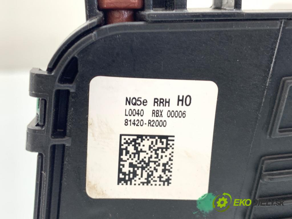KIA SPORTAGE V SUV 2022 169 kW 1.6 T-GDi Hybrid AWD 1598 zámok Dvere pravy zad 81420-R2000