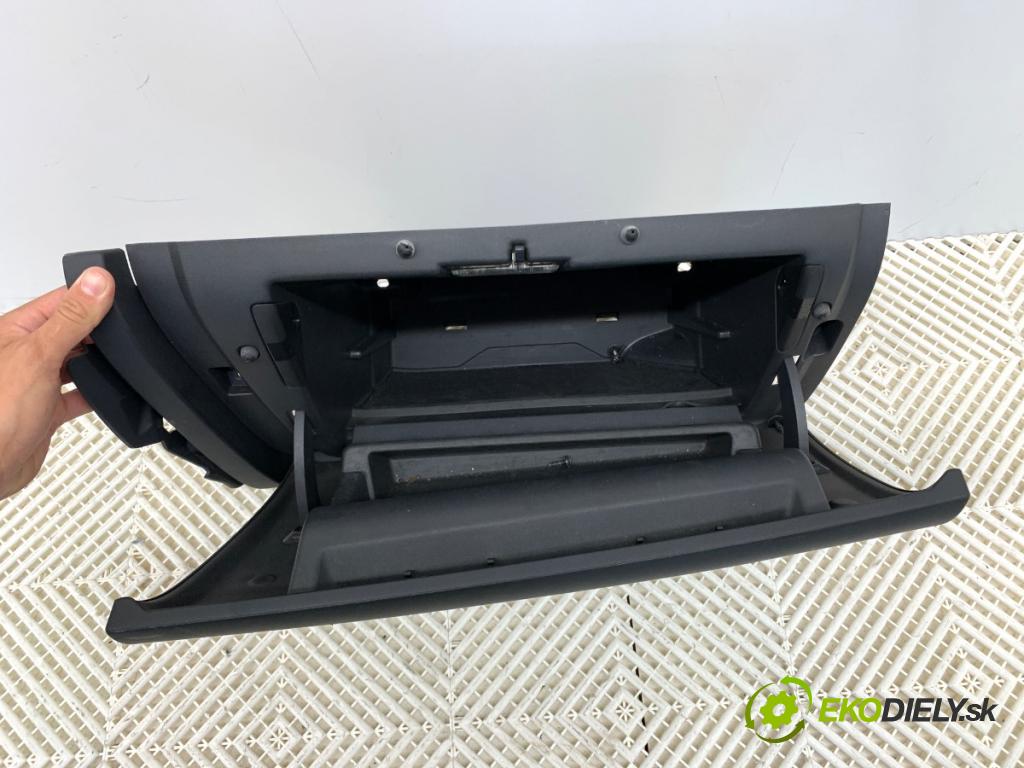 VOLVO XC60 I SUV 2009 136 kW D5 AWD 2400 Priehradka, kastlík spolujazdca 30755651 (Priehradka (kastlík))