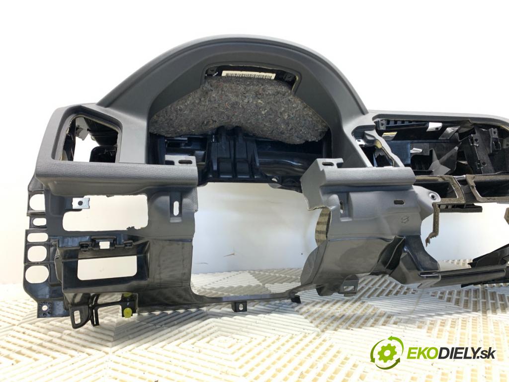 VOLVO XC60 I SUV 2009 136 kW D5 AWD 2400 Palubná doska VANKÚŠ: