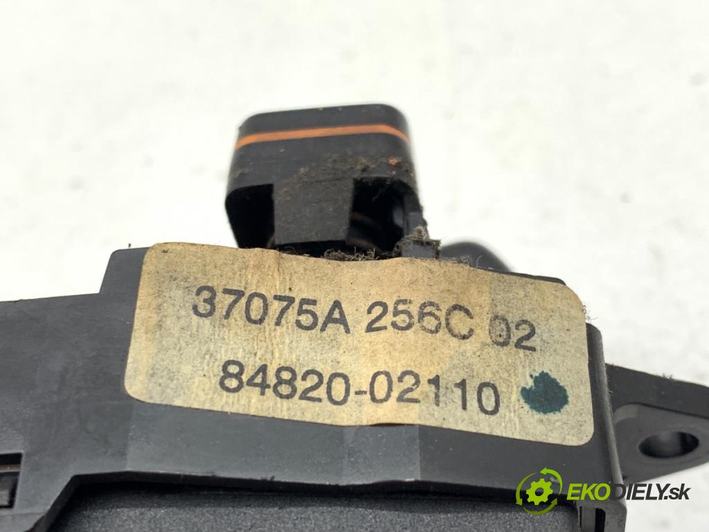 TOYOTA COROLLA E12 sedan 2002 81 kW 1.6 VVT-i (ZZE121_) 1598 Prepínač okien 84820-02110 (Prepínacie páčky pod volantom)