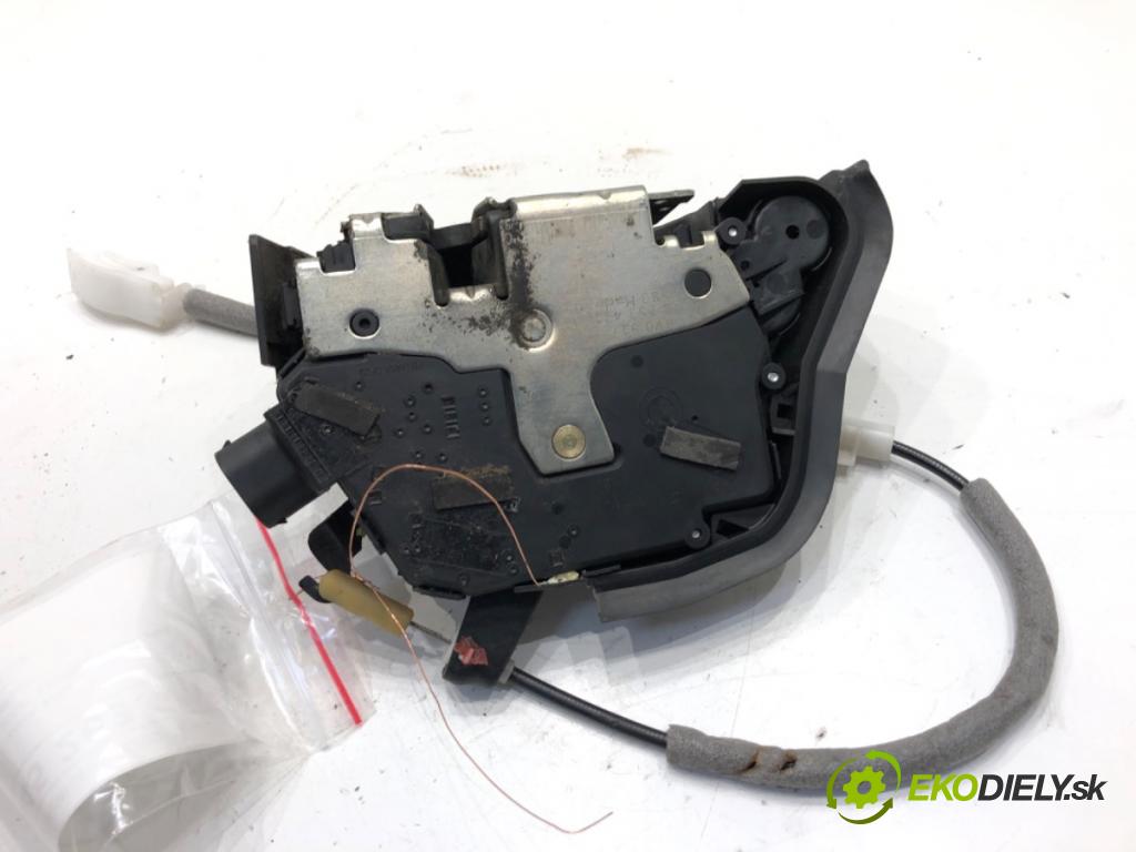 BMW E46 liftback 2003 85 kW 316 ti 1796 zámok Dvere ľavy predný 8253431