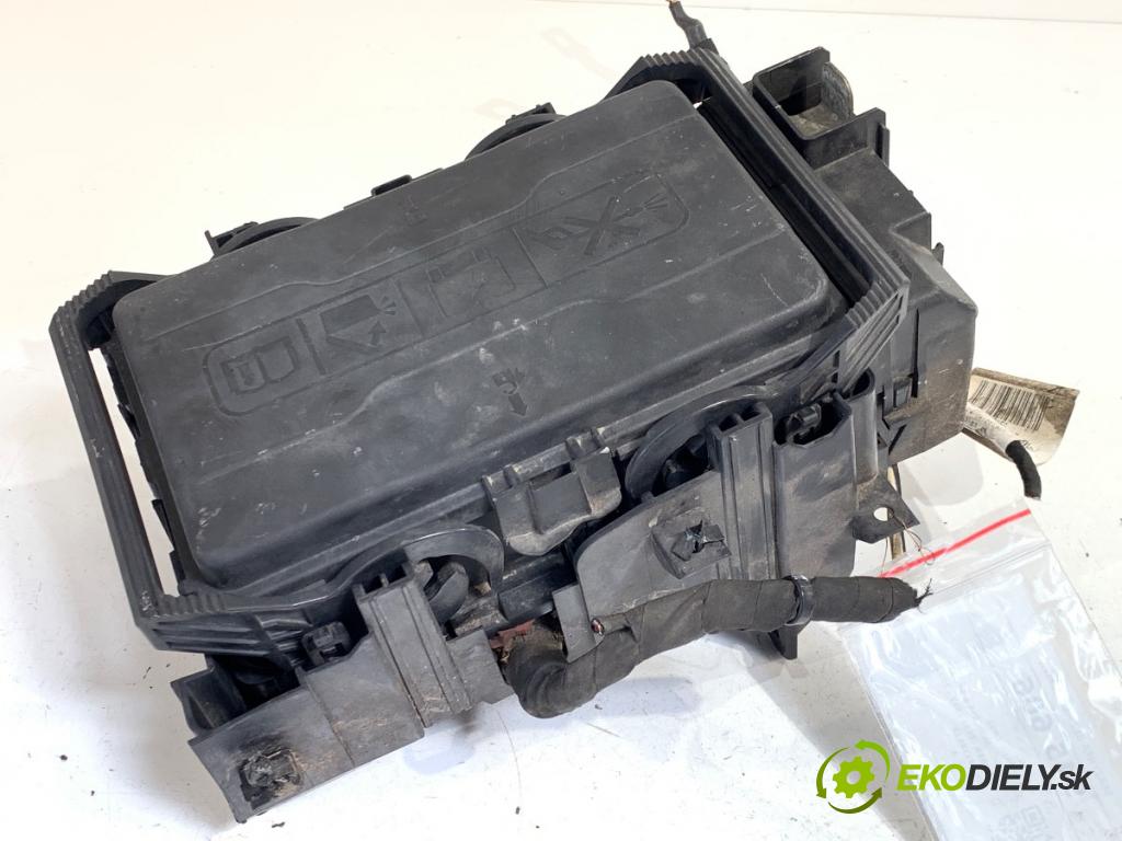 OPEL INSIGNIA B Kombi 2018 121 kW 1.5 (35) 1490 Skrinka poistková 39116633 (Poistková skrinka)