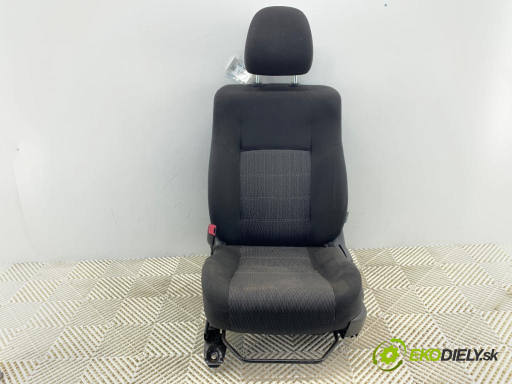 TOYOTA AVENSIS T27 Kombi 2013 110 kW 2.2 D-4D (ADT271_) 2231 sedadlo levý přední část 