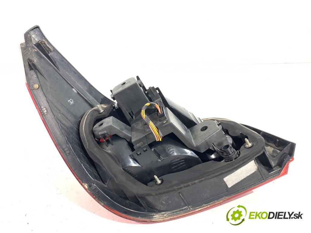 BMW E60 sedan 2004 125 kW 520 i 2171 Svetlo pravy zad 6910768