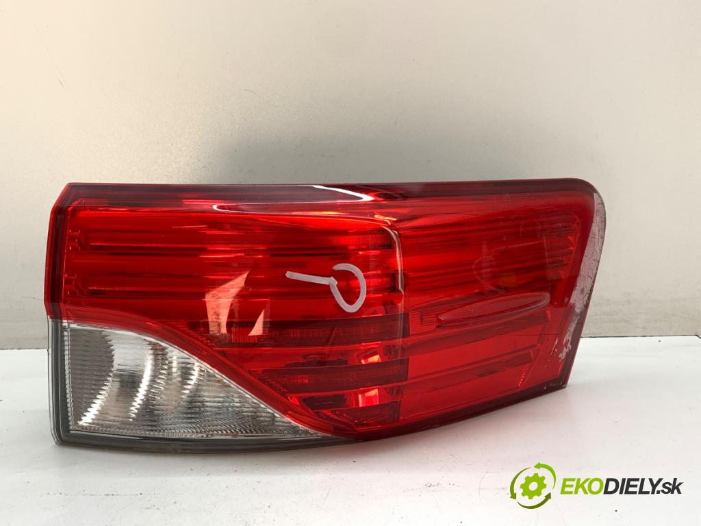 TOYOTA AVENSIS T27 Kombi 2013 110 kW 2.2 D-4D (ADT271_) 2231 světlo pravý zadní část 