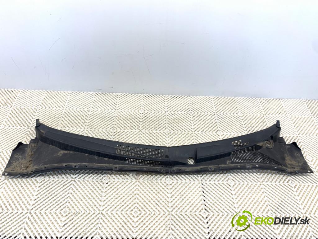 KIA SORENTO I SUV 2008 125 kW 2.5 CRDi 2497 Torpédo, plast pod čelné okno 86161-3E000 (Torpédo (plast pod čelným sklom))