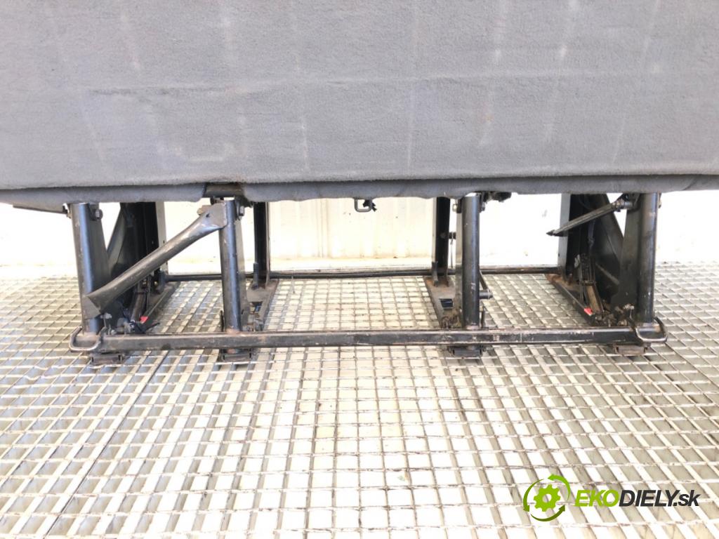 RENAULT TRAFIC II Autobus 2005 99 kW 2.5 dCi 135 (JL0D) 2463 sedadlo třetí VLÁDA: