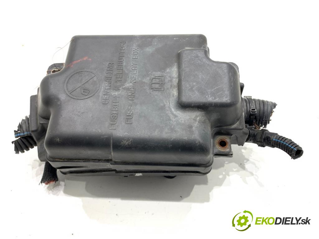 FIAT PUNTO EVO liftback 2010 55 kW 1.3 D Multijet (199AXC1A, 199BXC1A, 199AXT1A, 199BXT1A) 1248 Skrinka poistková 735471684 (Poistková skrinka)