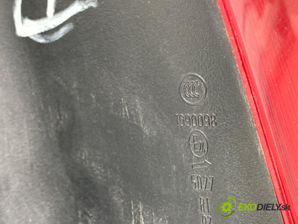 OPEL ASTRA J liftback 2010 81 kW 1.7 CDTI (68) 1686 světlo pravý zadní část