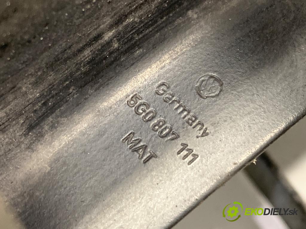 VW GOLF VII Kombi 2015 81 kW 1.6 TDI 1598 Výstuha nárazníka predný 5G0807111 (Výstuha predná)