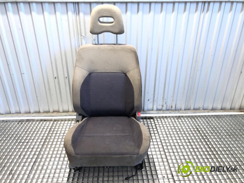 NISSAN X-TRAIL T30 SUV 2006 100 kW 2.2 dCi 4x4 2184 sedadlo pravý přední část 
