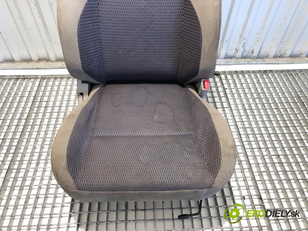NISSAN X-TRAIL T30 SUV 2006 100 kW 2.2 dCi 4x4 2184 sedadlo pravý přední část